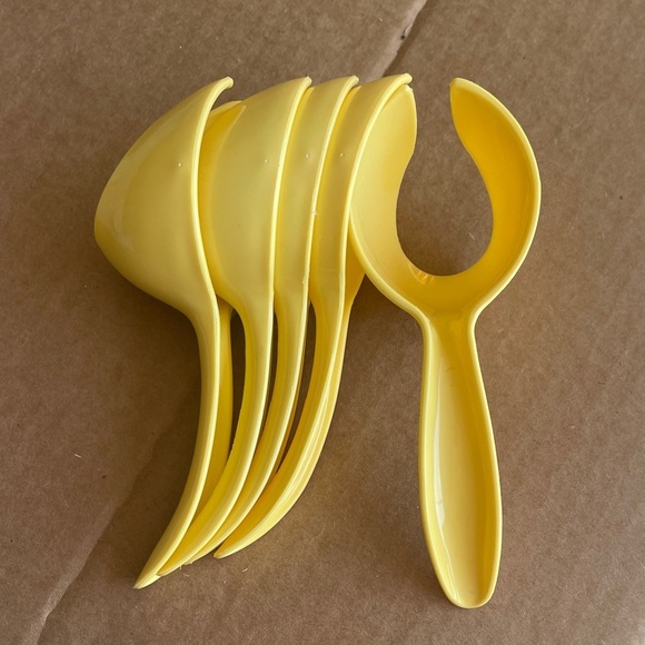 Tupperware Sunny Yellow Egg Dying Scoops - Picture 1 of 2